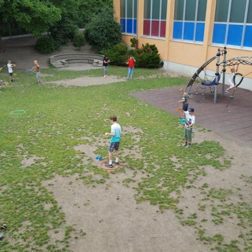 Kinder spielen im Schulgarten