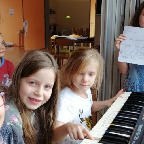 Kinder musizieren im Tagesheim