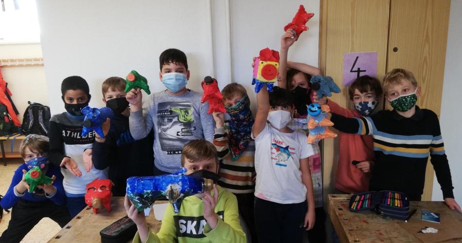 Schüler mit Werkstück