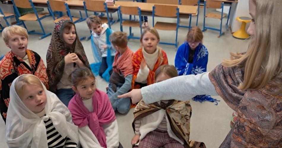 Josef zeigt mit dem Finger auf einen seiner Brüder und verurteilt ihn.